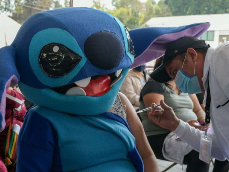 Batman, Stitch y Woody se vacunan contra el Covid-19 en Neza