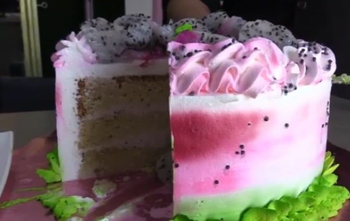 Crean pastel de pitahaya en Yucatán; se viraliza y agotan pedidos