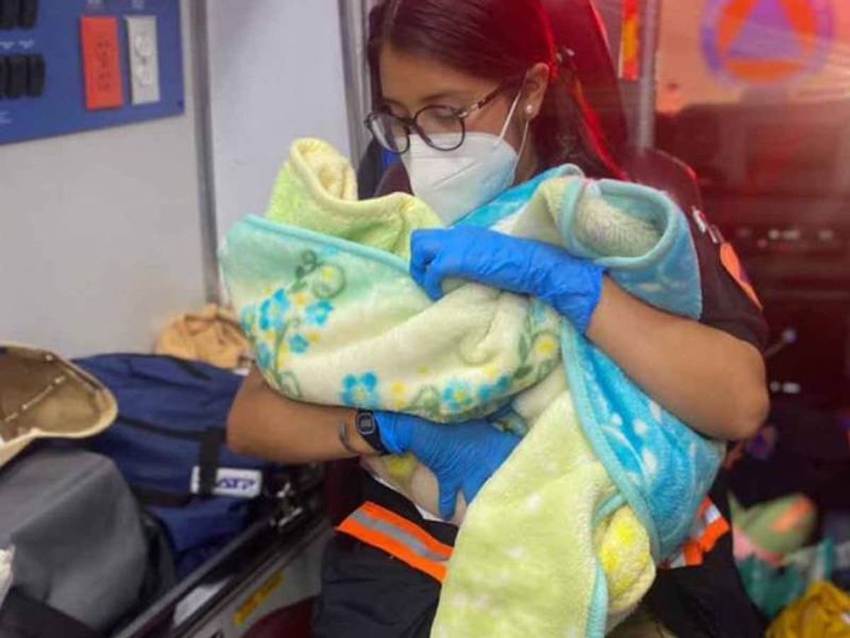 Pensaba que tenía gastritis pero estaba embarazada ¡Dio a luz en el baño!