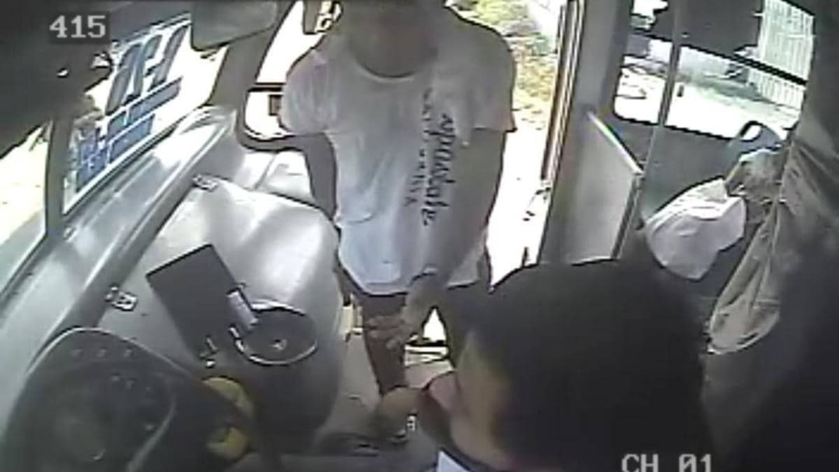 ¡Captado en video! Un delincuente asalto a un camión de pasajeros en Cancún