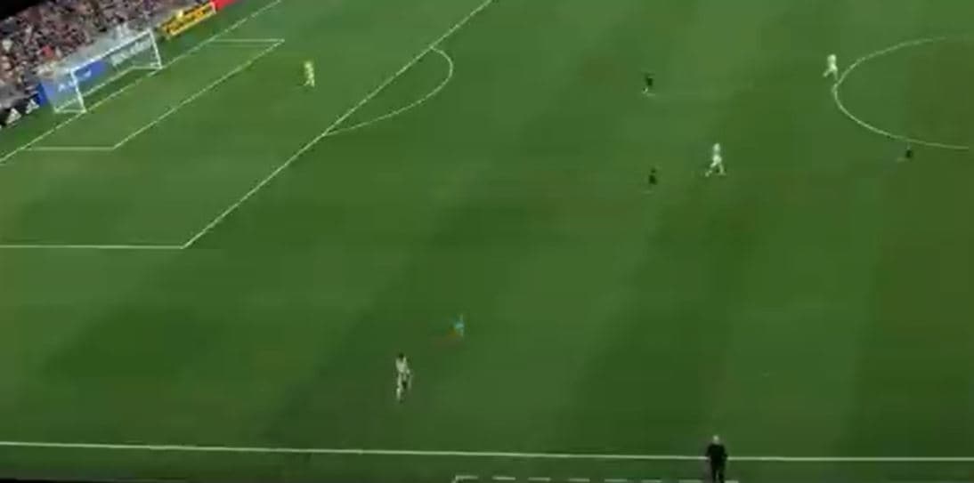 VIDEO: Niño de 2 años entra a campo de fútbol en pleno partido, su madre va tras él