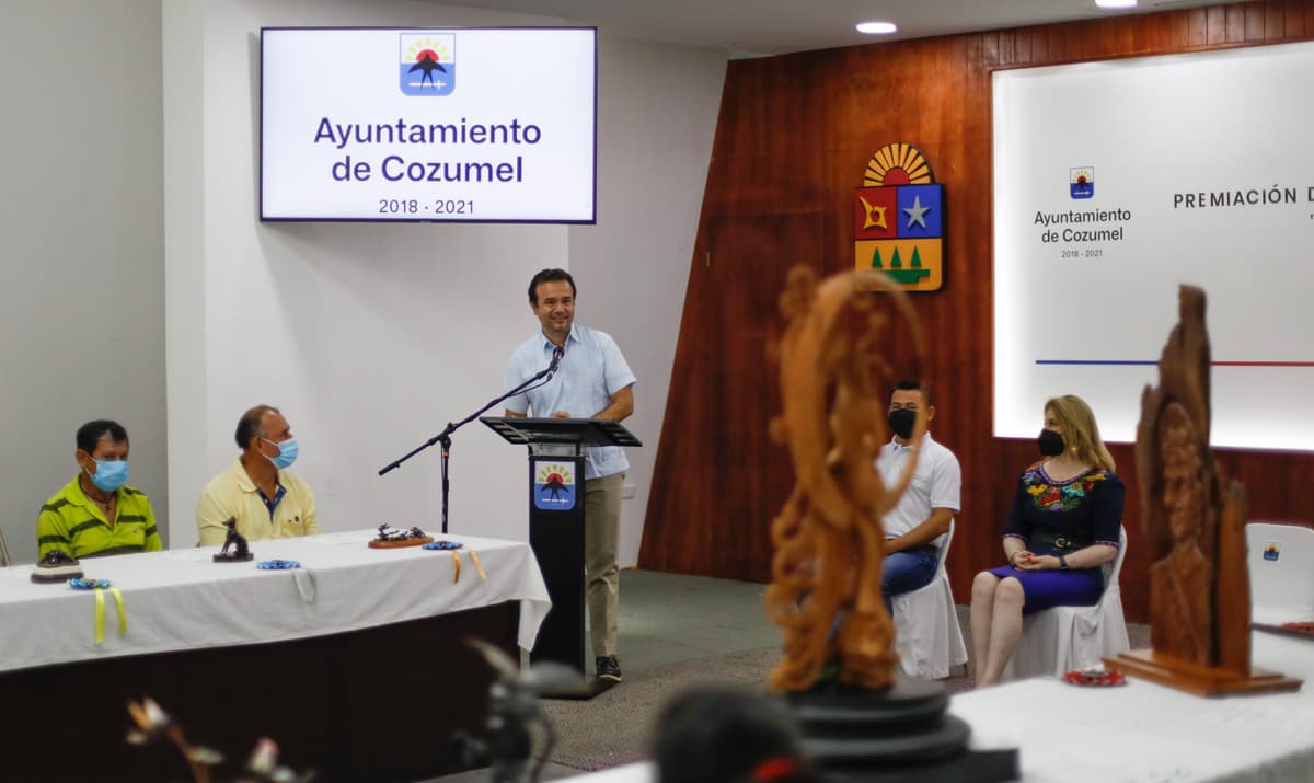 Pedro Joaquín entrega reconocimientos a ganadores de XV Concurso Municipal de Artesanías