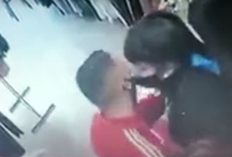 VIDEO: ¡Qué incómodo! Asaltante besa a su víctima para no levantar sospechas de robo