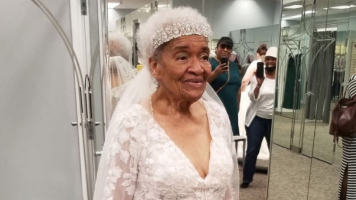 Abuela de 94 años lució vestido de novia que no pudo usar por el racismo en 1952