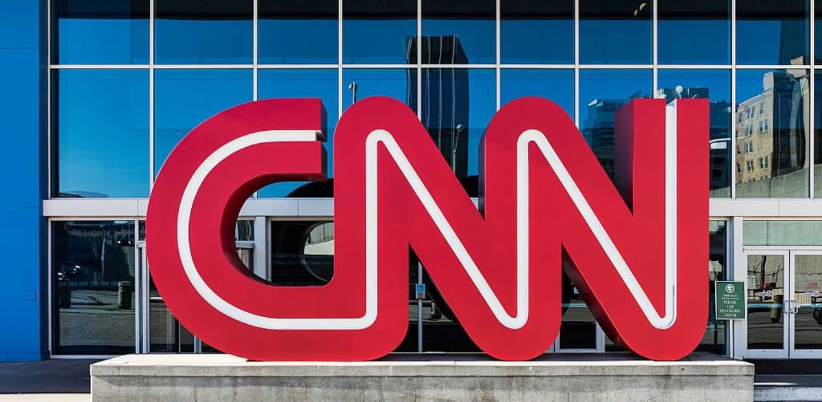 CNN despide a 3 empleados por ir a la oficina sin recibir vacuna contra COVID-19