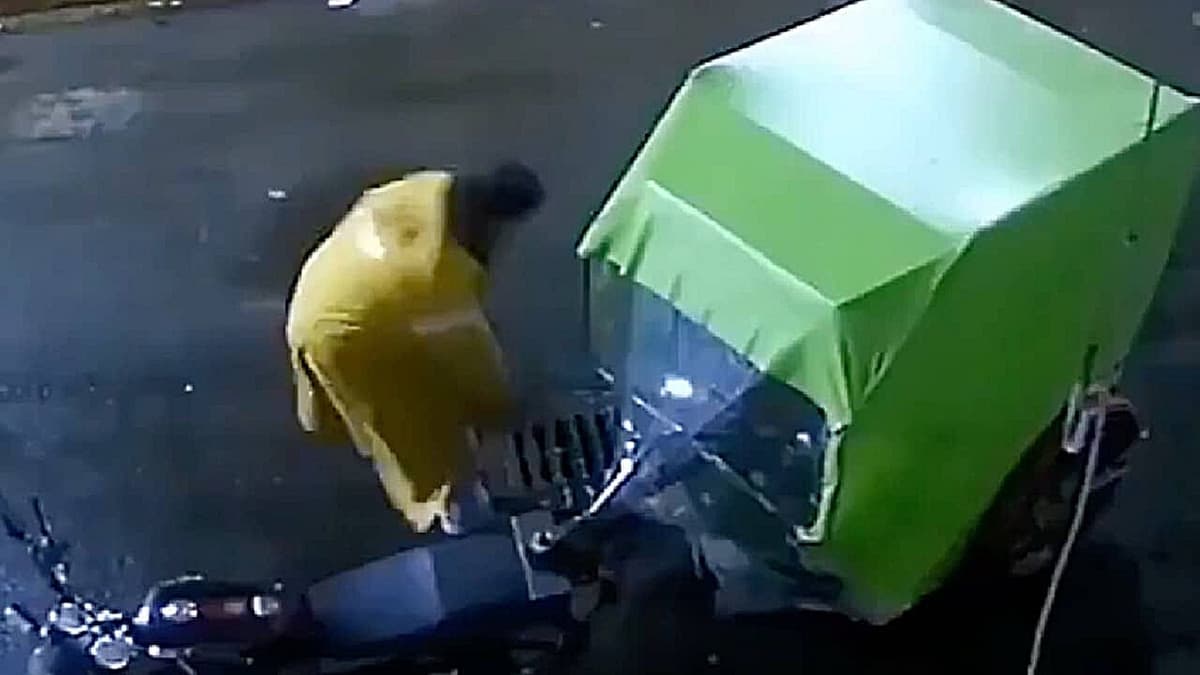 VIDEO: Captan a mototaxi robando coladeras en Iztapalapa