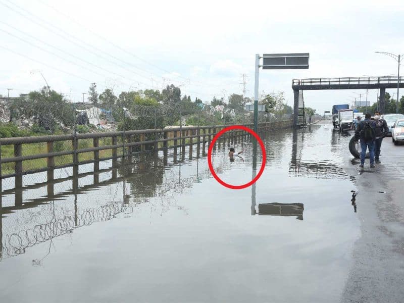El 'hombre socavón': se sumerge en el agua para hacerlo notar a automovilistas