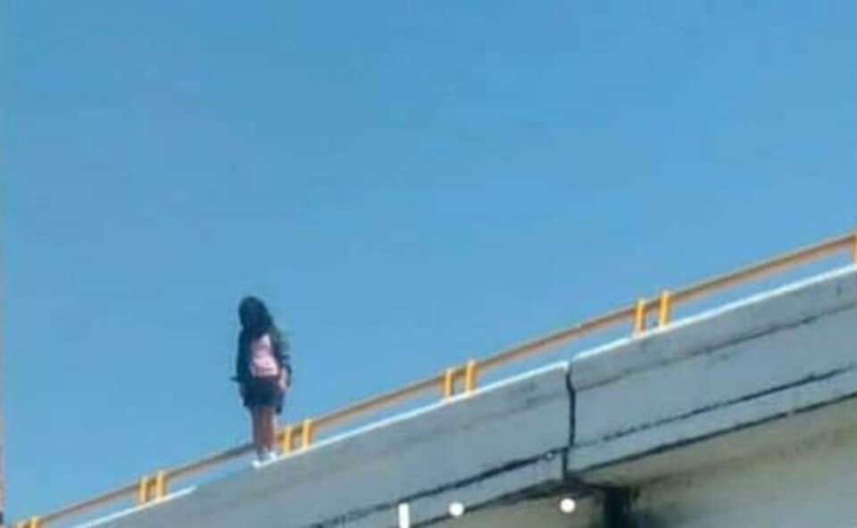 Mujer amenaza con lanzarse de puente en Subteniente López