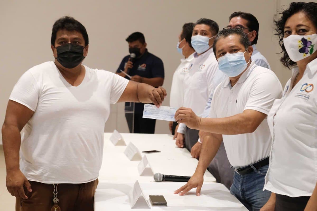 Gobierno de Puerto Morelos entrega becas escolares “un paso hacia lo grande”