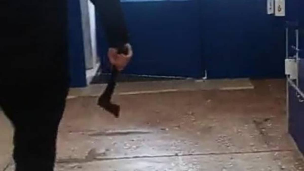 ¡Enloqueció! Hombre ataca tienda a hachazos porque le exigieron a la esposa usar cubrebocas