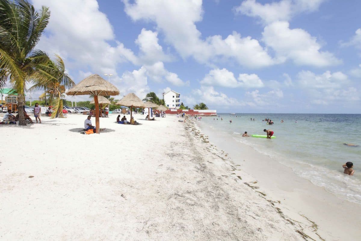 Detienen a sujeto por acosar a niña de 11 años en playa de Cancún