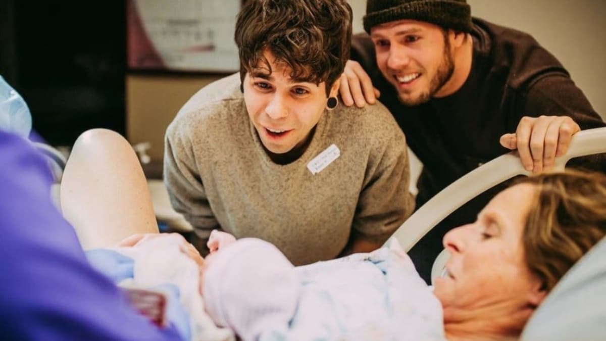 Una mujer de 61 años dio a luz a su propia nieta para cumplir el sueño de su hijo y yerno