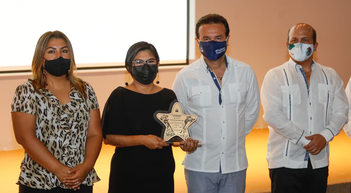 Galardona Pedro Joaquín con la Moneda al Mérito Turístico “Gastón Cantarell Díaz” al empresario José Becerra Martín