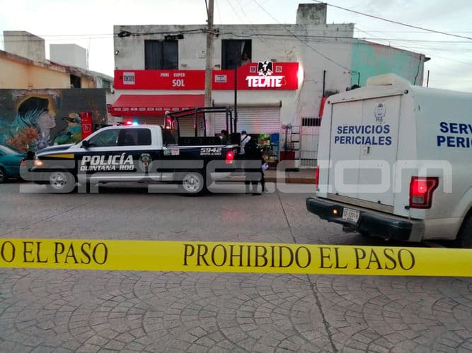 Sicarios acribillan a dos personas en minisúper de  Cancún