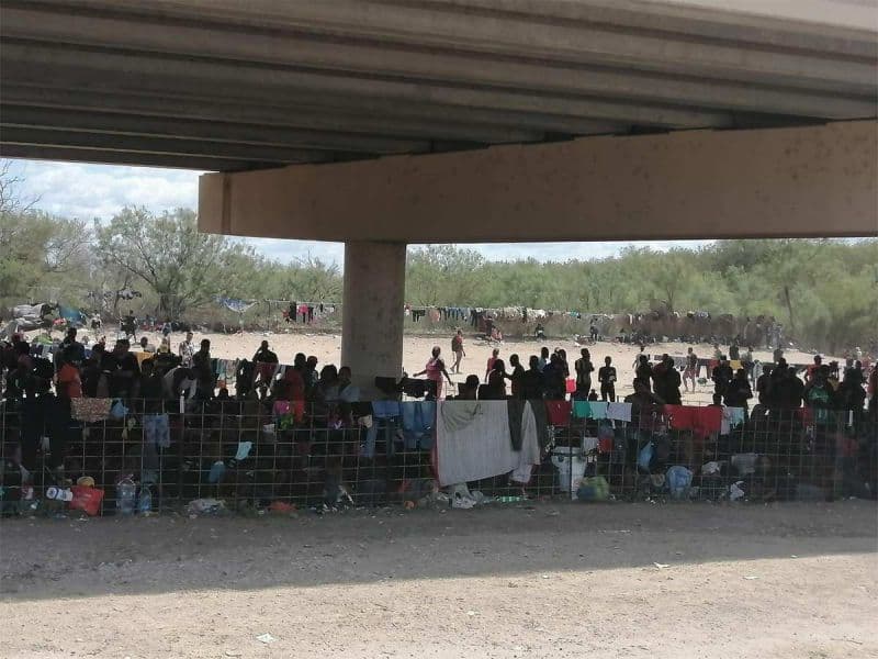 Migrantes haitianos esperan en la frontera de México para buscar refugio en EEUU