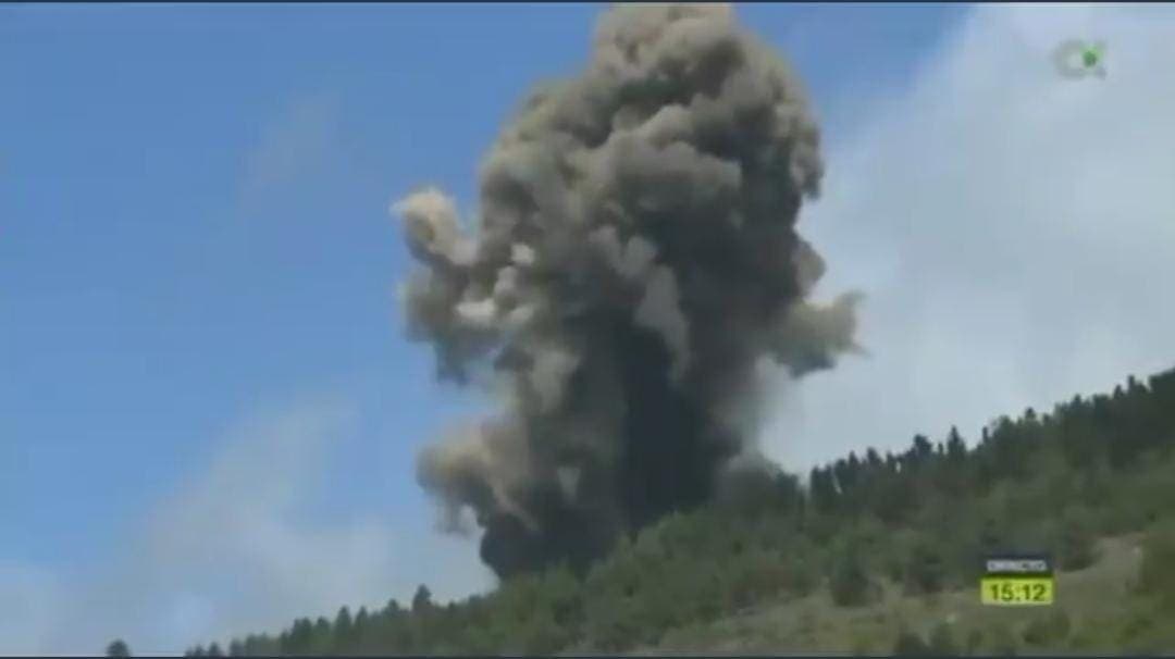 Video: ¡Impresionante! Hace erupción un volcán en España