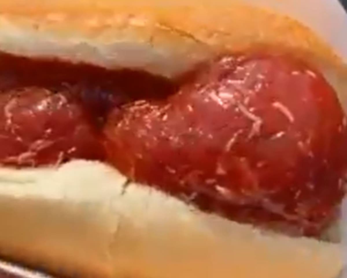 VIDEO: Compra un hotdog en el estadio, encuentra gusanos en la catsup