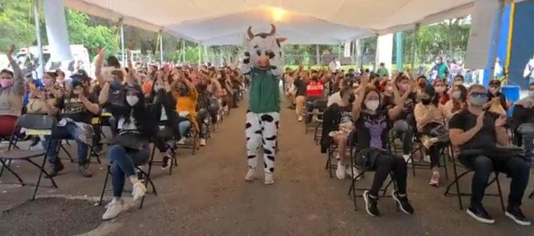 Video: Vacuna, nueva botarga que entretiene durante aplicación de dosis