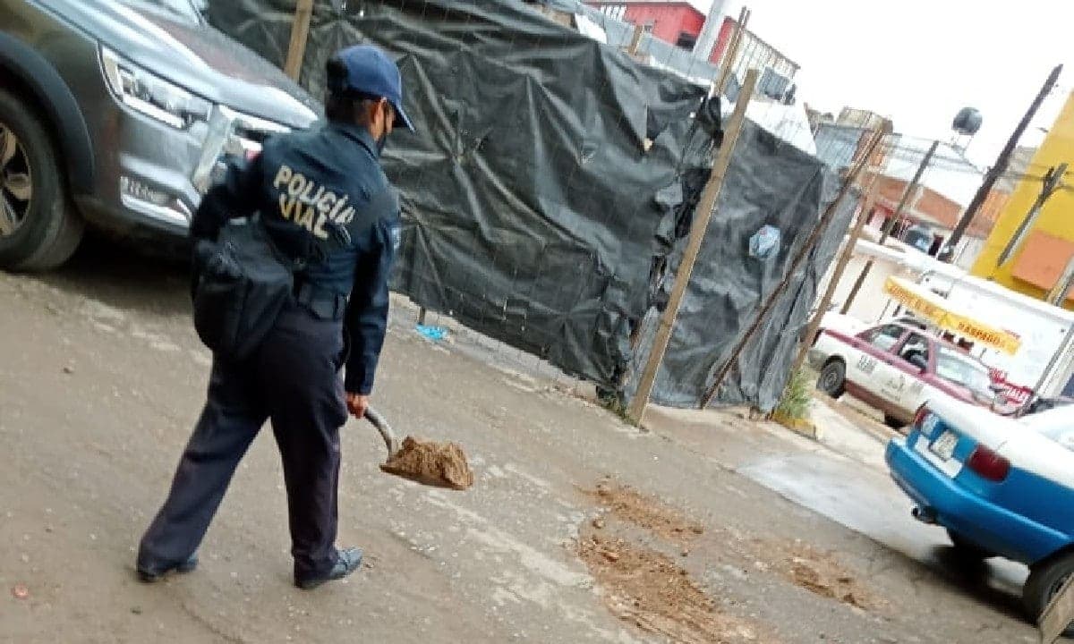Autoridades en Oaxaca ponen a mujer policía a rellenar baches y causa indignación