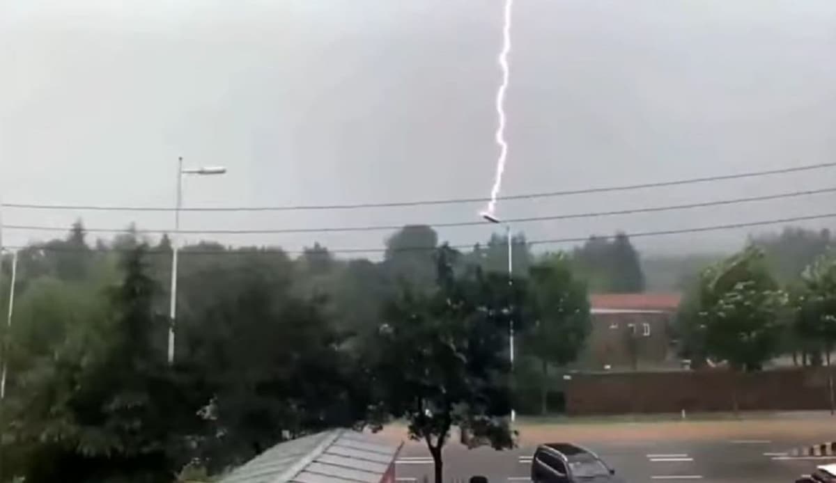 VIDEO: Caen 11 rayos seguidos en un poste de luz en China