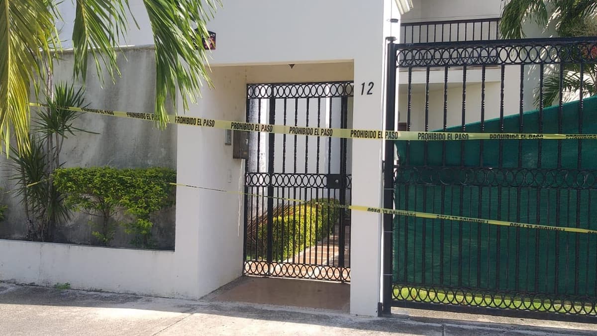 Hallan cuerpo de mujer flotando en alberca de Cancún