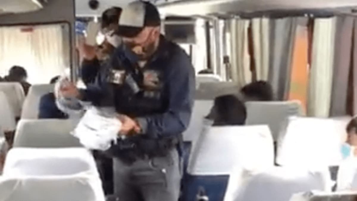 Policías de CDMX entregan tacos y refrescos a migrantes en Iztapalapa