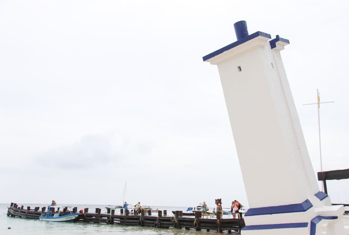 Enchulan al faro de Puerto Morelos