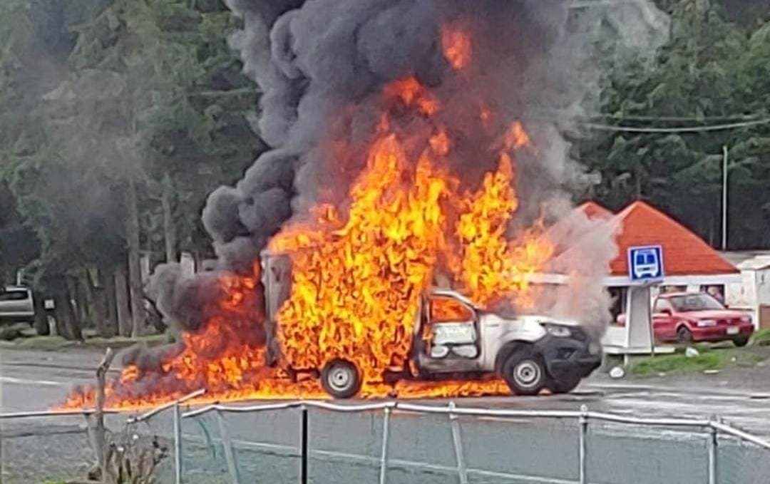 Miembros de la CNTE queman camiones y bloquean carreteras en Michoacán
