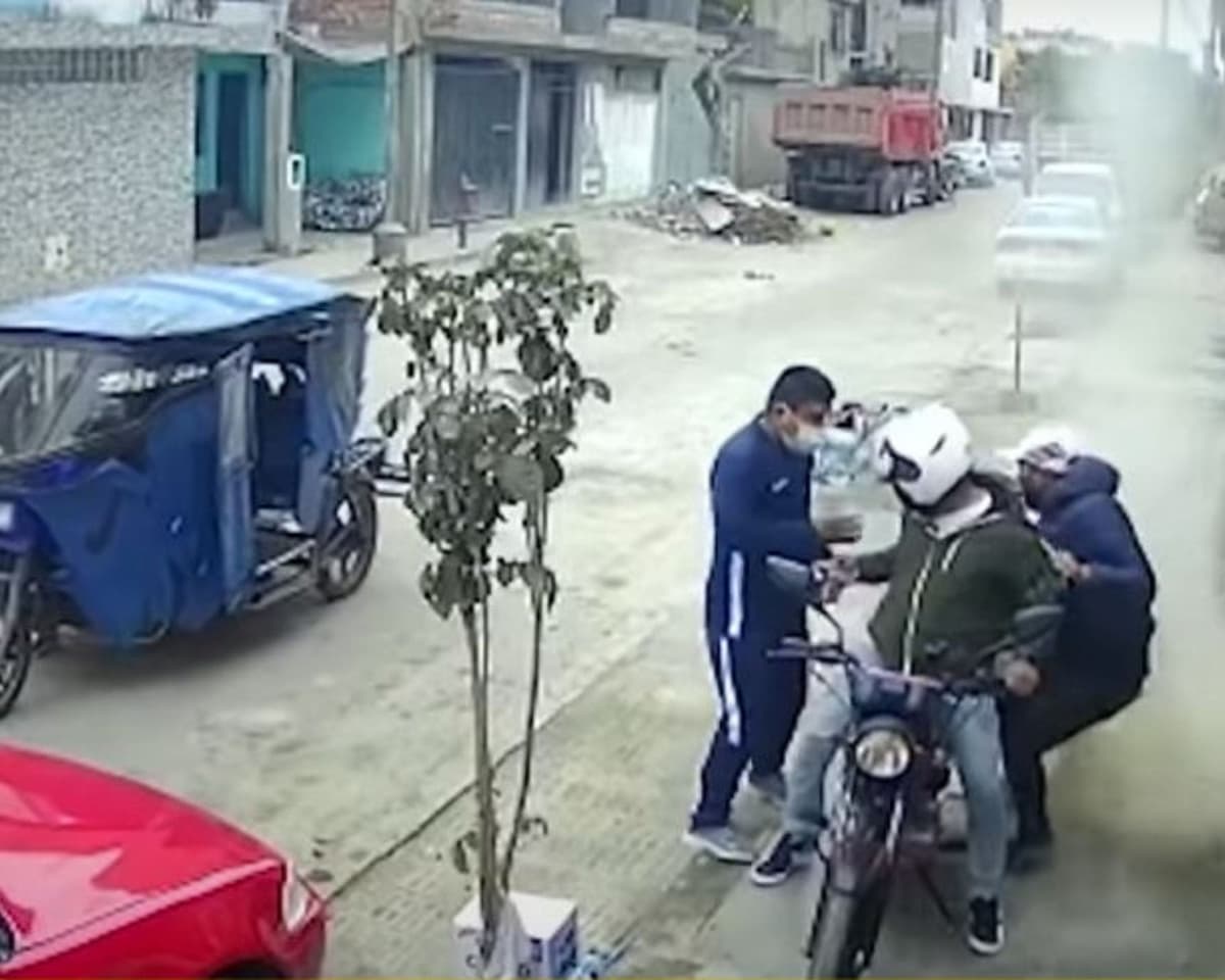 VIDEO: Ladrones intentan robar moto a sujeto, albañil los espanta lanzando costal de cemento