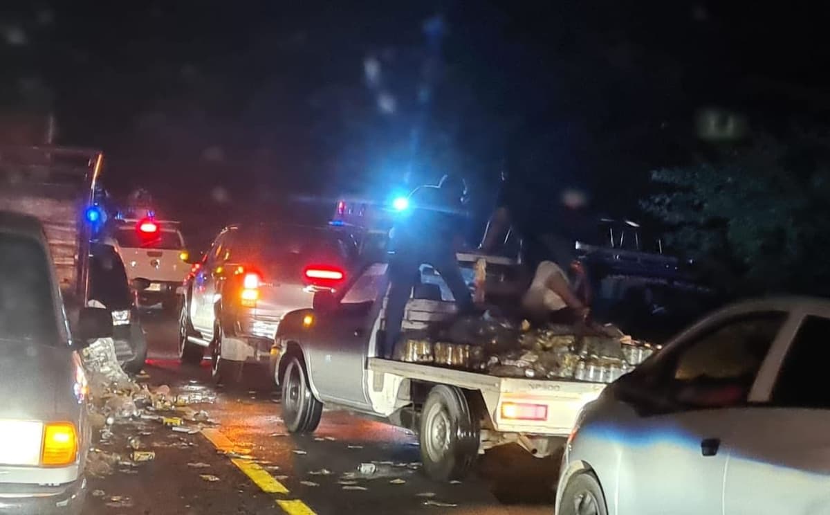 Habitantes de Oaxaca cometen rapiña luego de que un camión con cerveza volcara