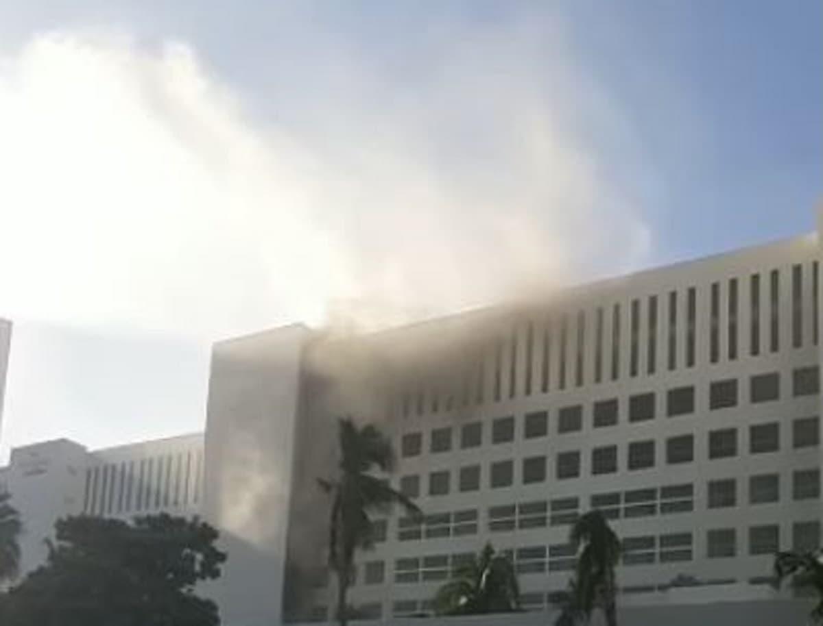 Surge incendio en hotel de Cancún; reportan personas atrapadas