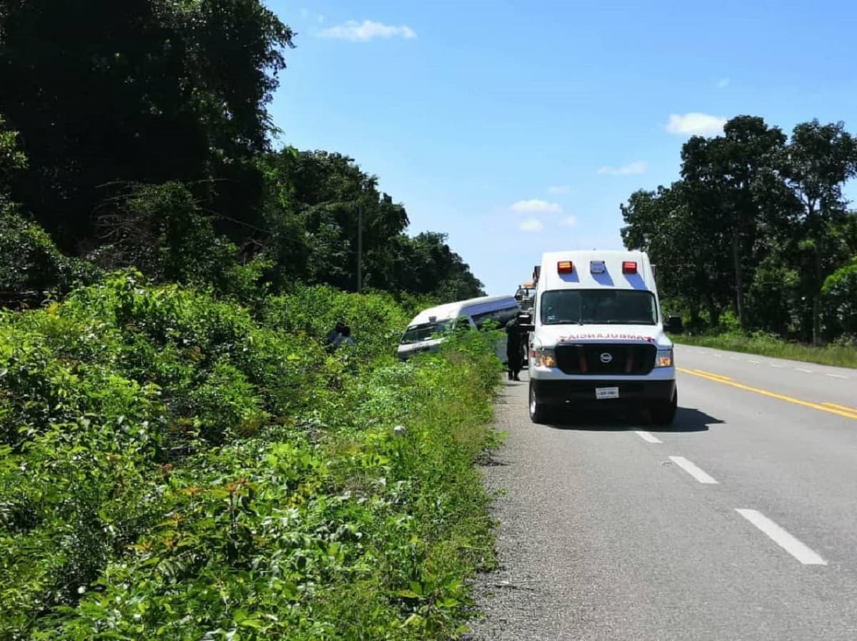 Por 'pestañazo' del chofer choca van en Felipe Carrillo Puerto
