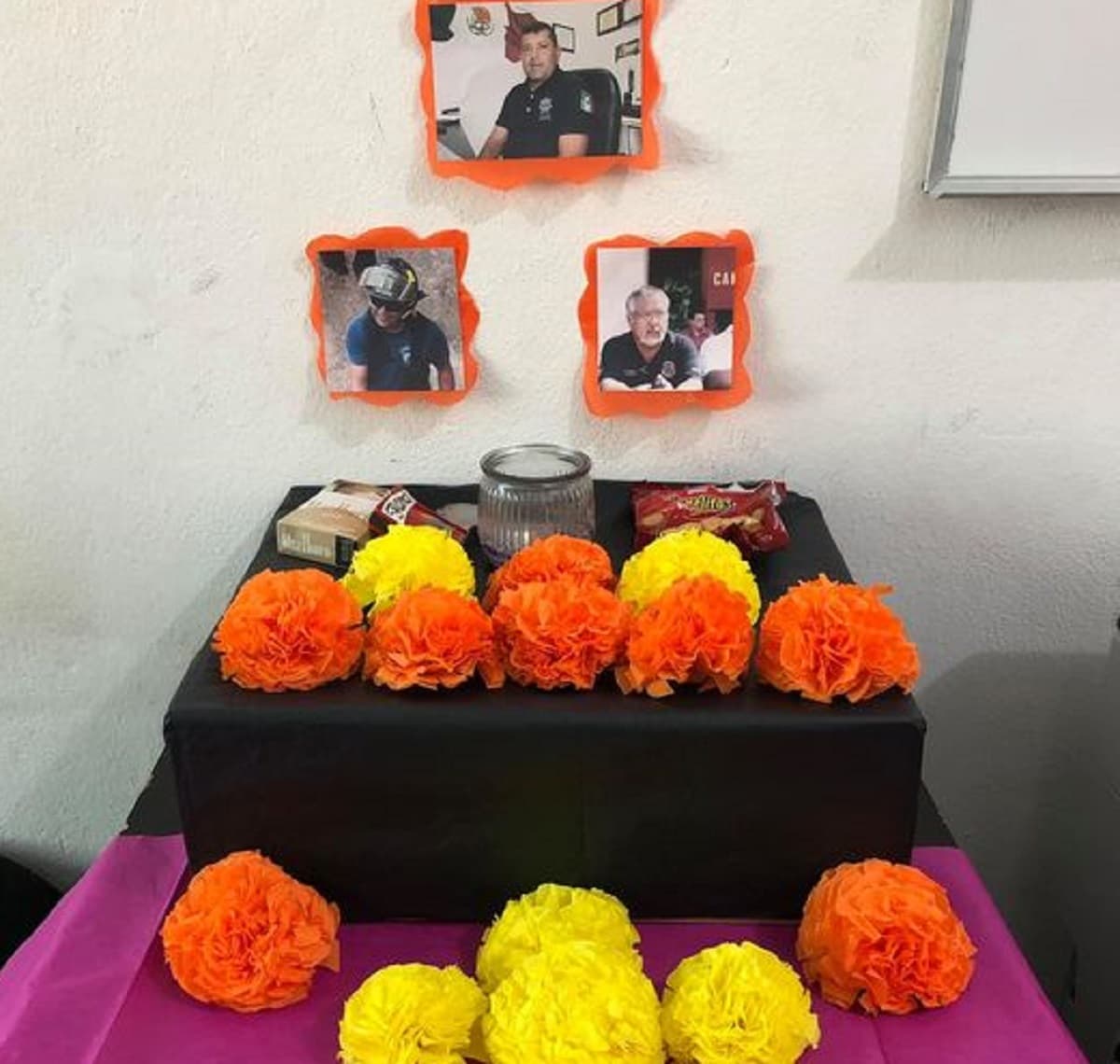 ¡Ofrenda a los héroes! Bomberos de Solidaridad ponen altar a compañeros caídos