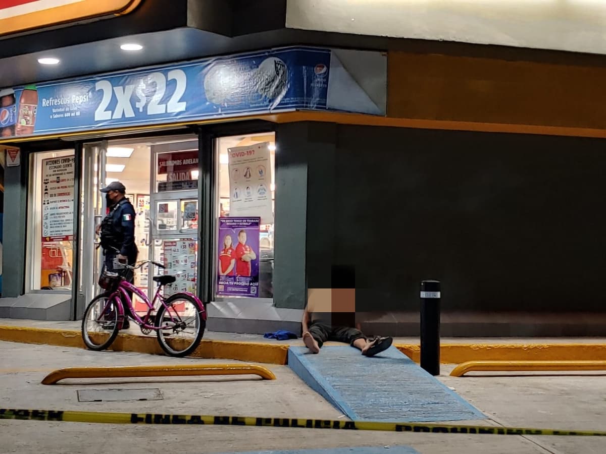 Muere hombre afuera de un Oxxo en Cancún