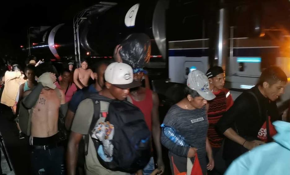 Migrantes marchan hacia Mapastepec al no aceptar condiciones del INM