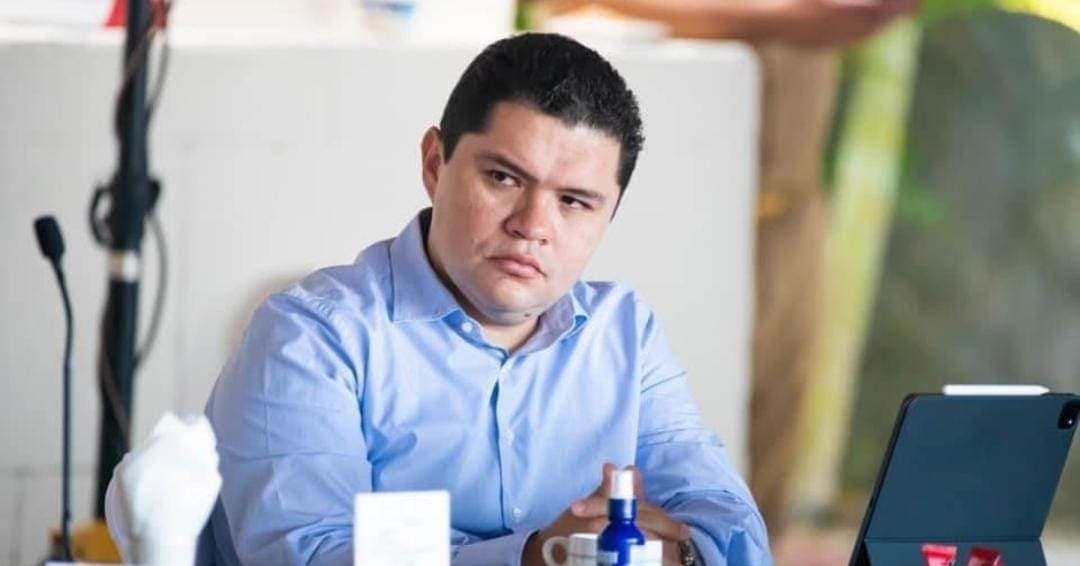 Renuncia fiscal de Guerrero tras foto filtrada donde se le ve con narcos