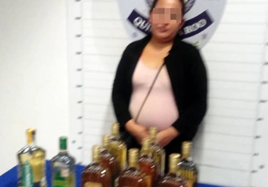 Detienen a mujer que pretendía robar botellas de licor de una tienda en Cancún