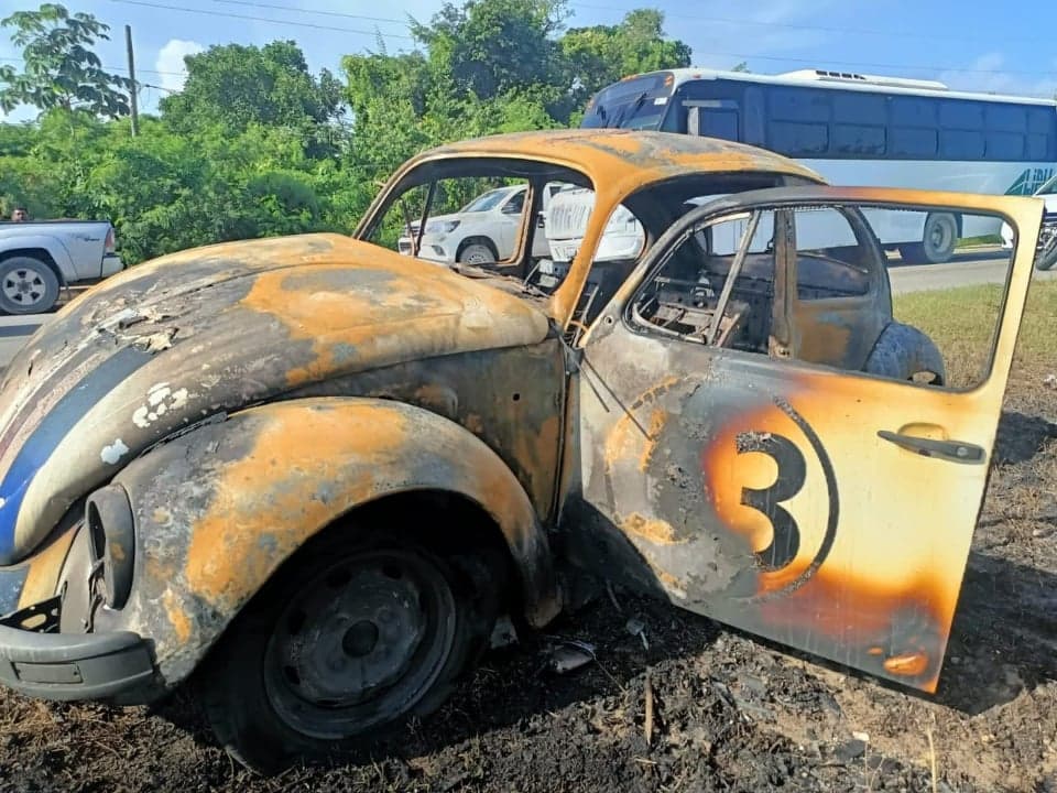 Arde un ‘vocho’ en la carretera federal 307