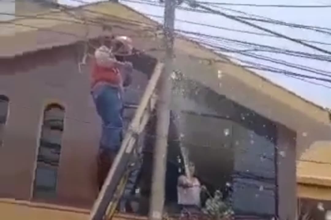 VIDEO: La peor vecina del mundo, le echa la manguera con agua a trabajador para que no le corte el cable