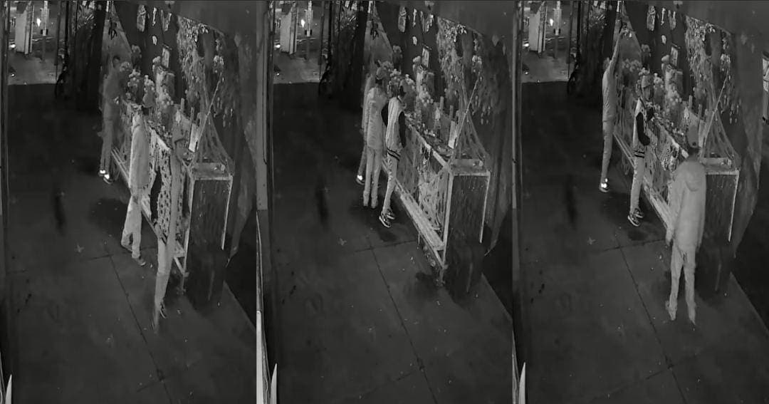 Video: Jóvenes roban objetos en un altar de muertos en Cdmx