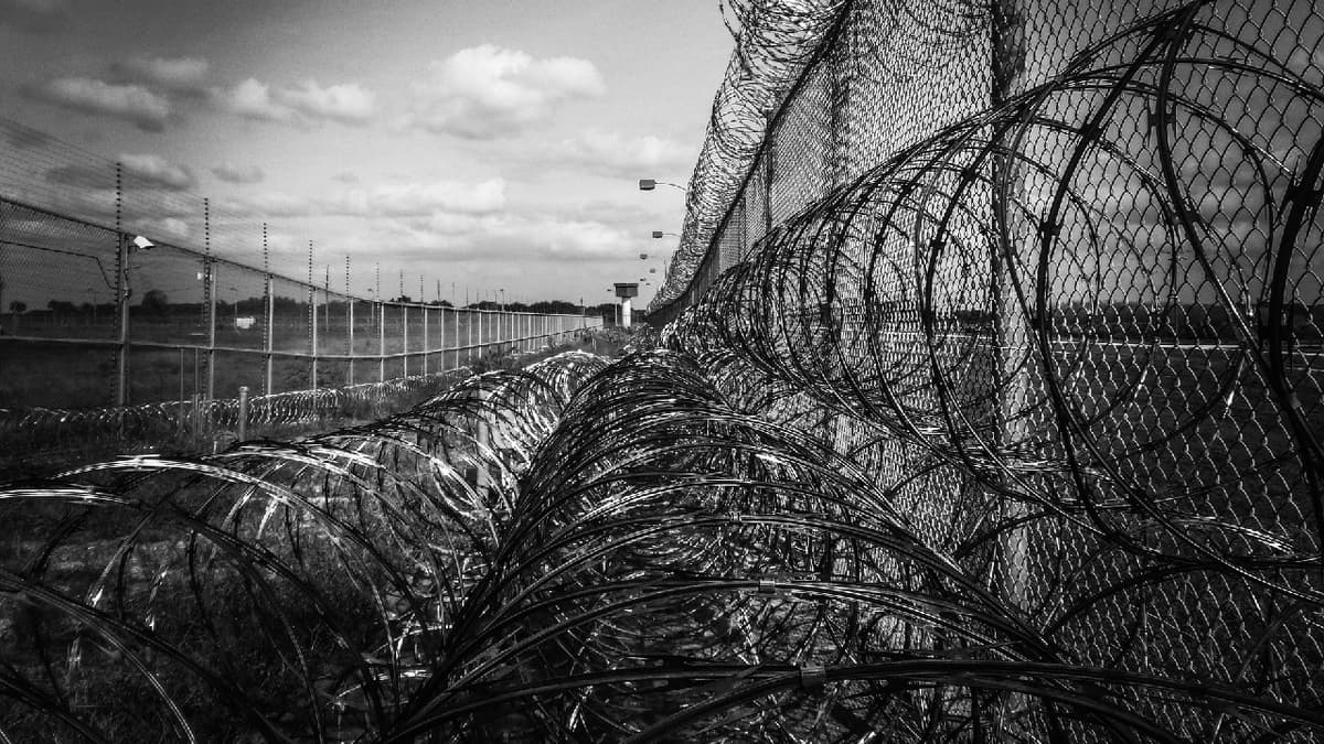 Hombre recibe prisión domiciliaria y pide ser encarcelado porque no aguanta a su esposa