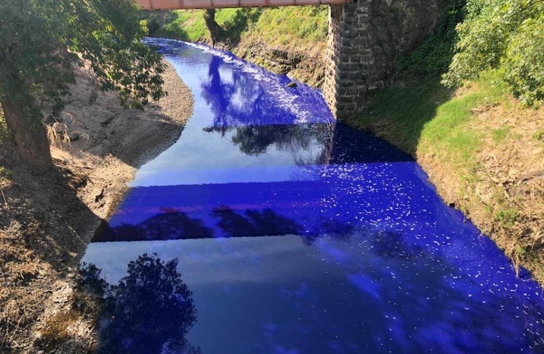 ¡Insólito! Río Tula se tiñe de azul; autoridades investigan la causa