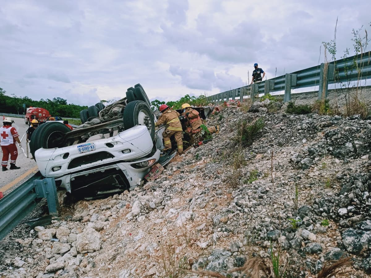 Vuelca pipa con diésel en carretera de Lázaro Cárdenas; hay un muerto