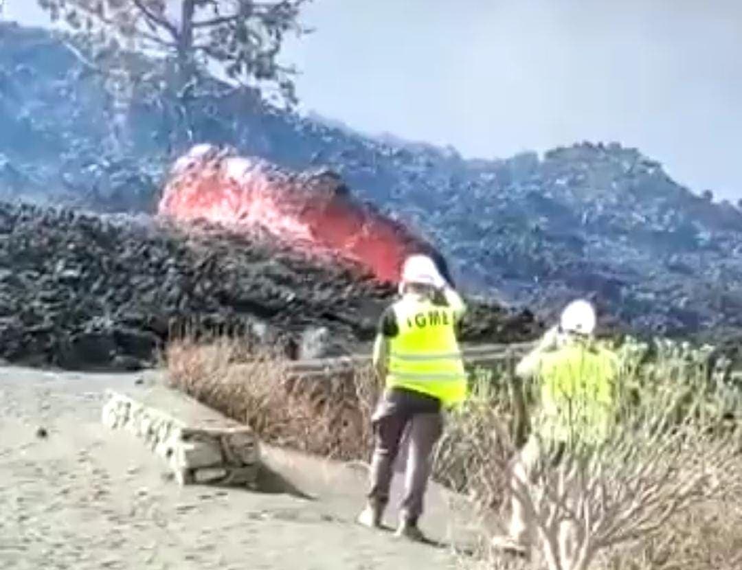 Video: Lava del volcán de La Palma sigue arrasando con todo a su paso