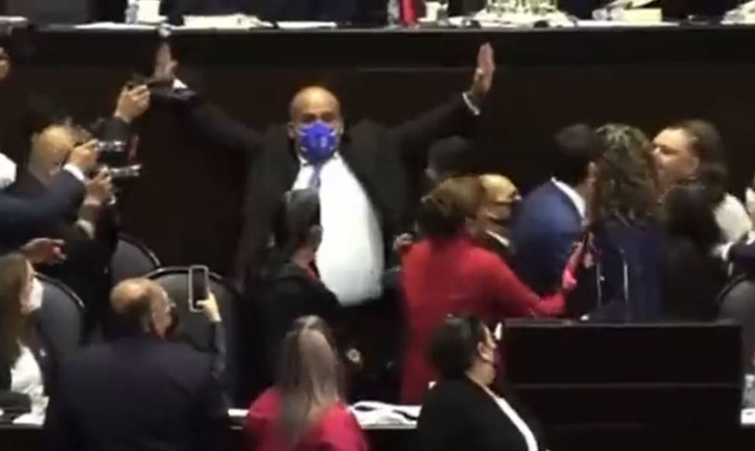 VIDEO: Legisladores de Morena y el PAN protagonizan trifulca en la Cámara de Diputados