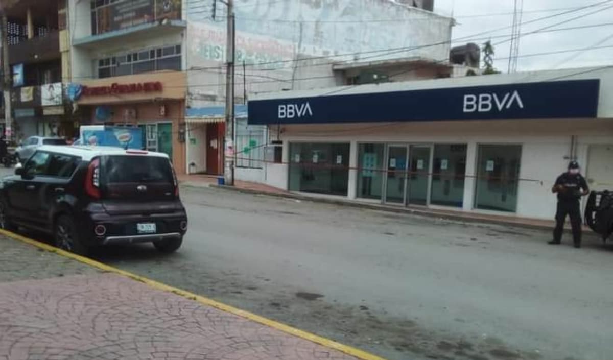 Banda le puso una bomba falsa a mujer y la obligó a entrar a un banco en Veracruz