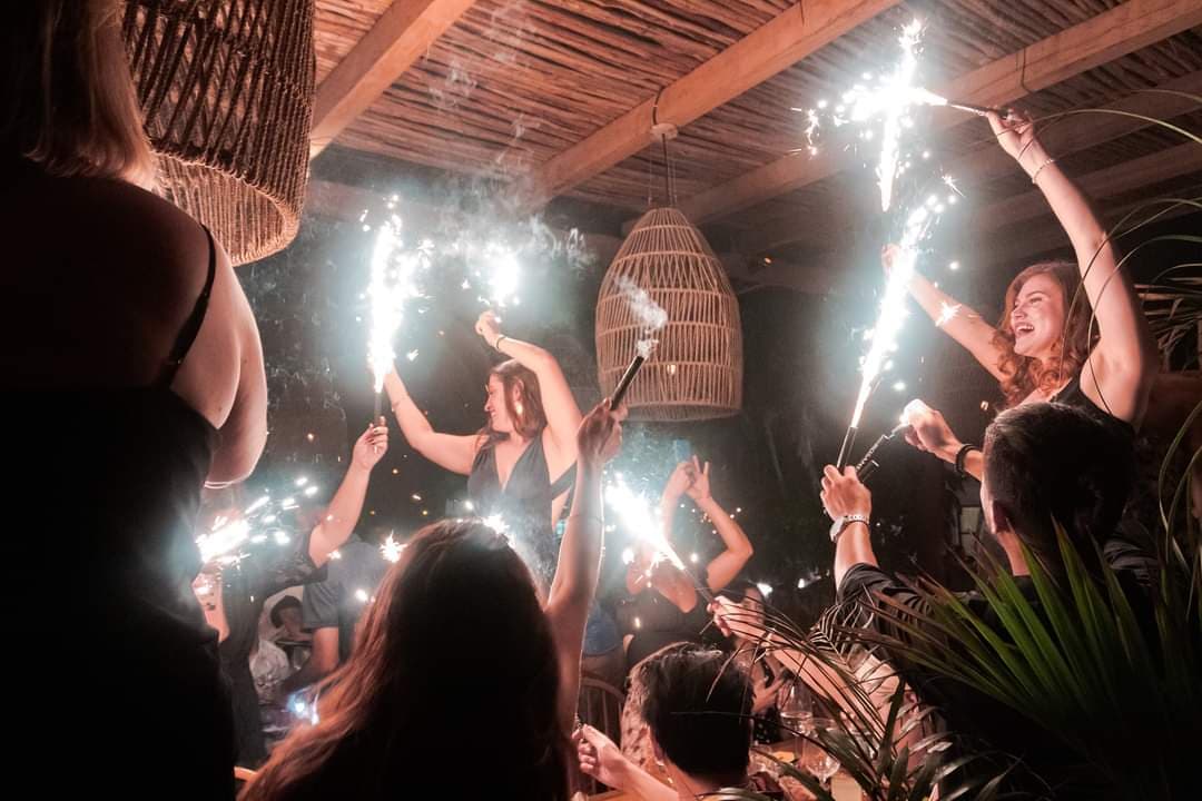 ¡CARÍTSIMO DE TULUM! ¿Cuánto cuesta cenar en el polémico RosaNegra de Tulum? Aquí te lo decimos