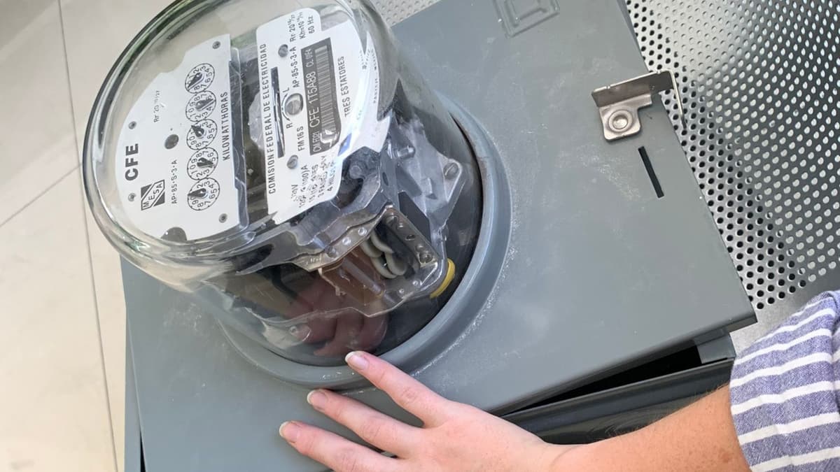 Joven se va hasta la CFE con su medidor de luz para regresarlo sin saber que es ilegal