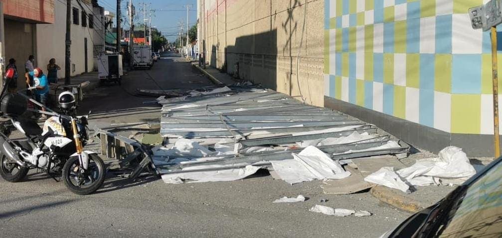 ¡ZAZ! Cae anuncio espectacular en la zona de 'El Crucero' de Cancún