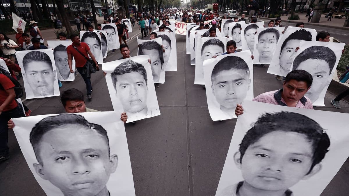 AMLO ordena difusión de información encontrada sobre los 43 de Ayotzinapa
